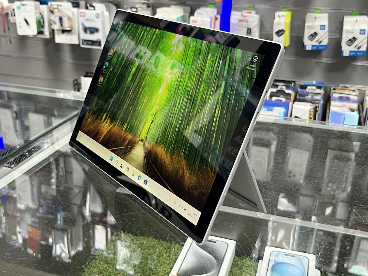 Microsoft Surface Pro 5 12.3"Windowsos táblagép-  intel i5-7300 8G /256GB SSD , billentyűzet nélkül, pen opcionális
