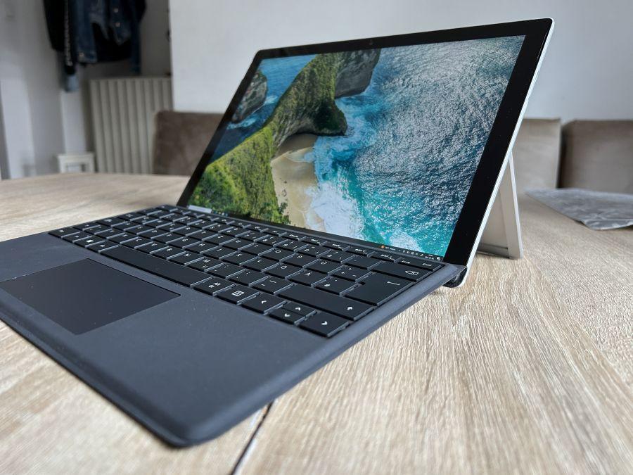 Microsoft Surface Pro 7 12.3"Windowsos táblagép  intel i5-10.gen 8G /256GB SSD , billentyúzetes tokkal (német kiosztás ), pen opconális 