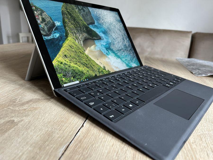 Microsoft Surface Pro 7 12.3"Windowsos táblagép  intel i5-10.gen 8G /256GB SSD , billentyúzetes tokkal (német kiosztás ), pen opconális 