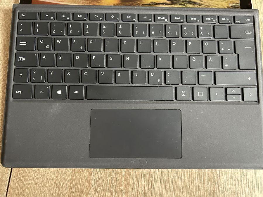 Microsoft Surface Pro 7 12.3"Windowsos táblagép  intel i5-10.gen 8G /256GB SSD , billentyúzetes tokkal (német kiosztás ), pen opconális 