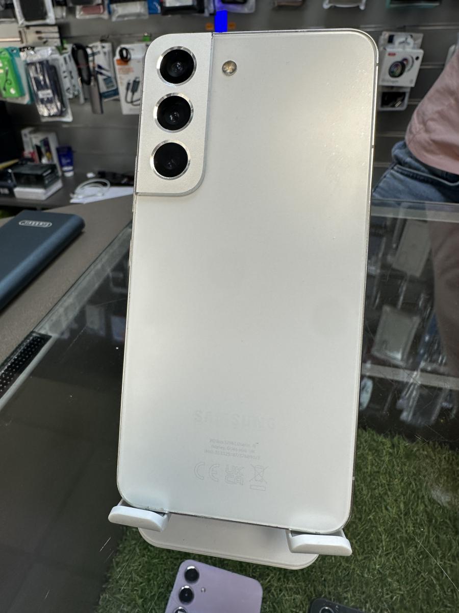 Samsung Galaxy S22 128GB 8GB RAM SM-S901B/DS silver/feh&eacute;r