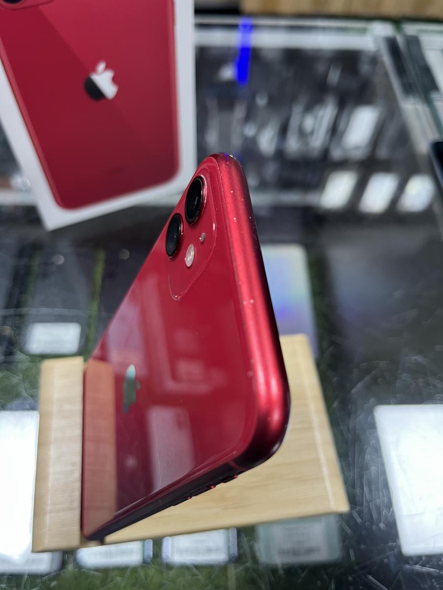 iPhone 11  64GB Piros Mobiltelefon, HASZNÁLT