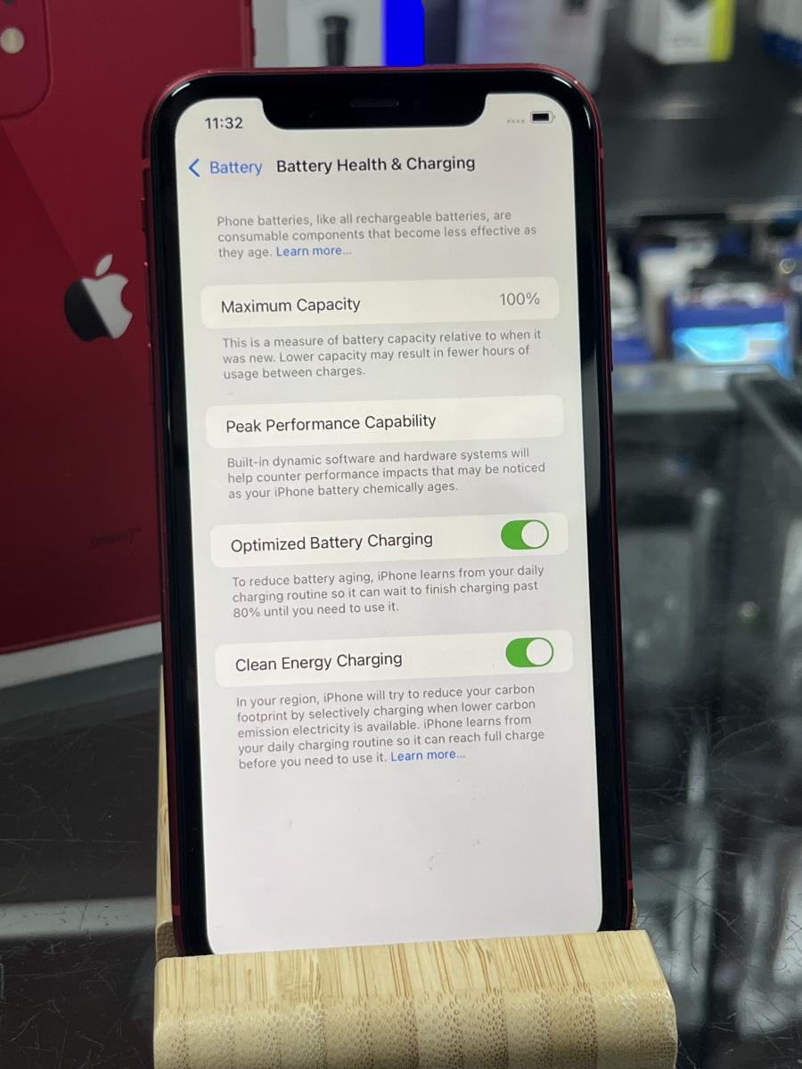 iPhone 11  64GB Piros Mobiltelefon, HASZNÁLT