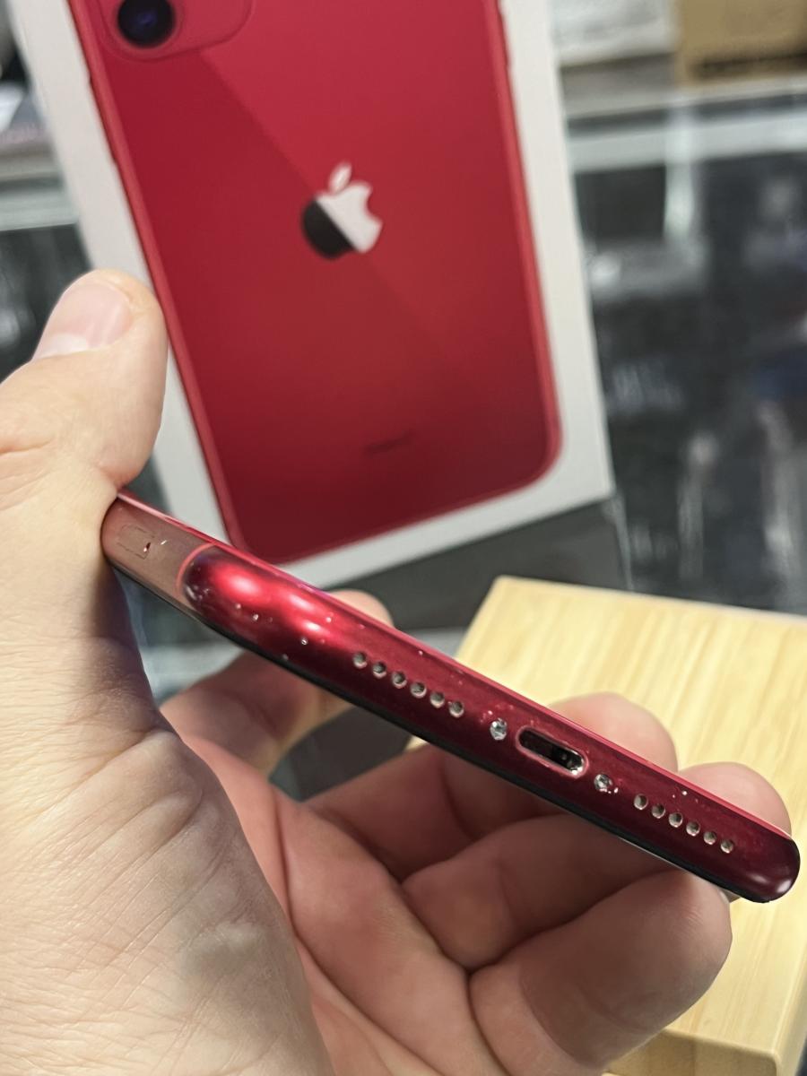 iPhone 11  64GB Piros Mobiltelefon, HASZNÁLT
