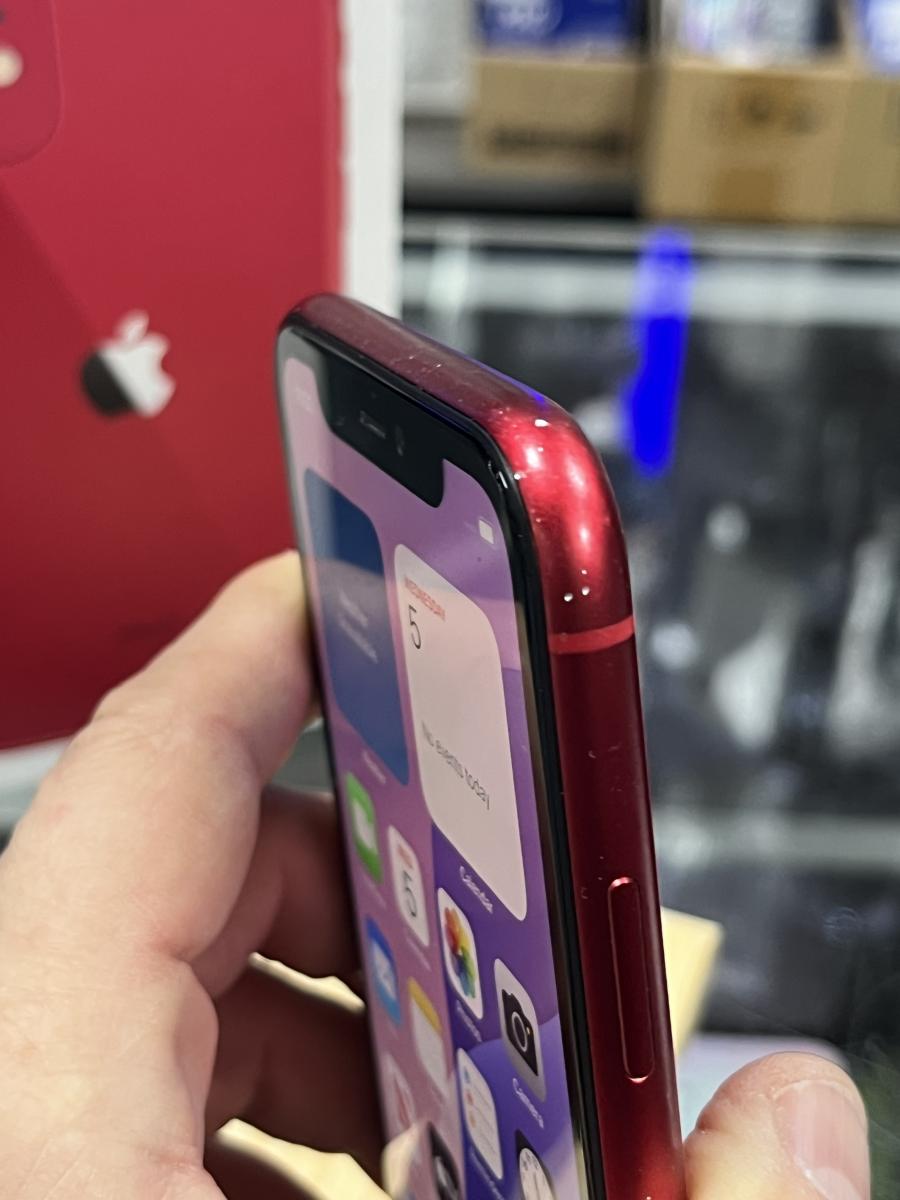 iPhone 11  64GB Piros Mobiltelefon, HASZNÁLT