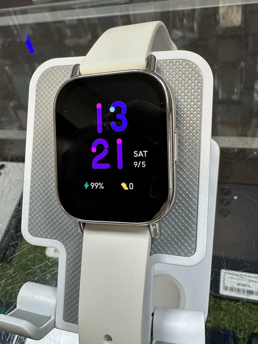 Xiaomi Redmi Watch 5 Lite, light gold szinben - okoskark&ouml;tő