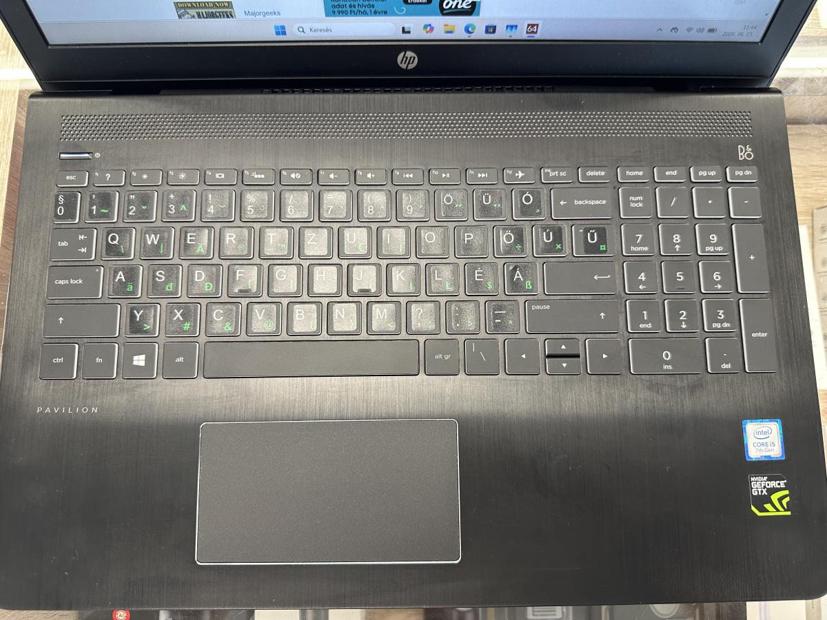 HP Pavilion Power - 15-cb060sa 15" i5-7300HQ 16GB/500GB GTX1050/2GB fel&uacute;jitott notebook