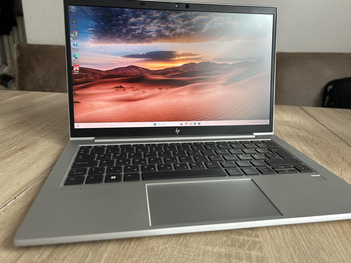 HP Elitebook 835 G8 /401N1EA/ 13.3" FullHD AMD Ryzen 7 PRO-5850U 16G/500GB SSD, 4G/LTE Modem, Privacy Mód,  Win11Pro, Világítós Magyar Bill