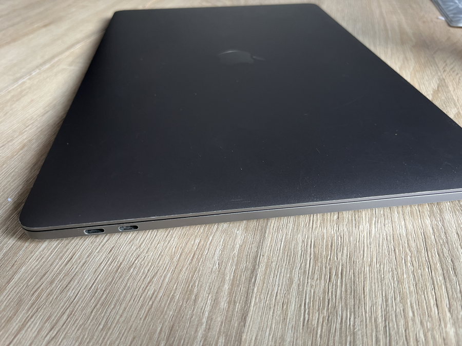 Apple MacBook Pro 15.4" Retina Touchbar Mid 2018 I7-8750H 16GB  / 256 SSD sötétszürke 