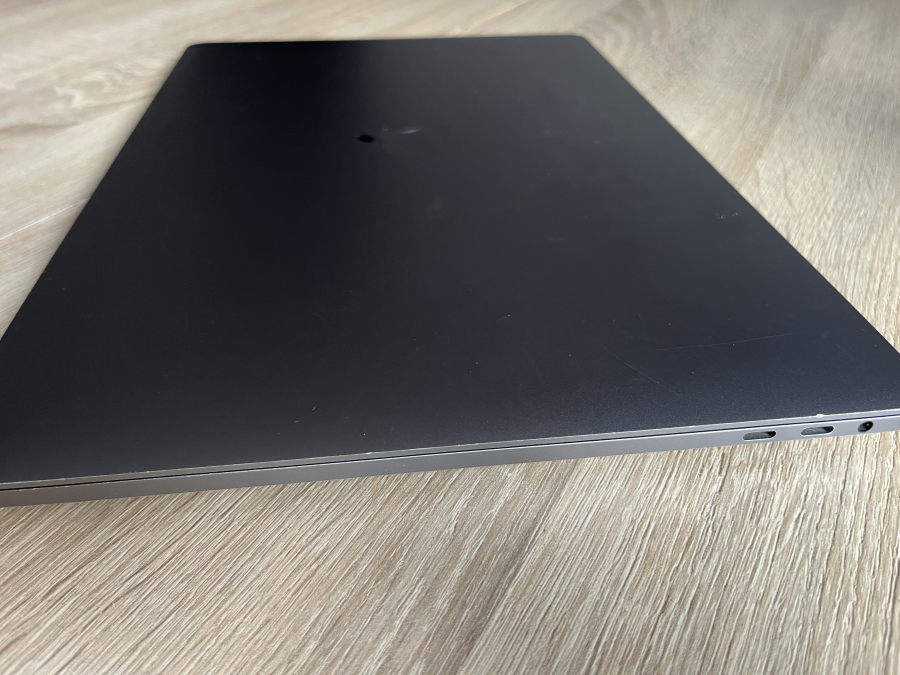 Apple MacBook Pro 15.4" Retina Touchbar Mid 2018 I7-8750H 16GB  / 256 SSD sötétszürke 