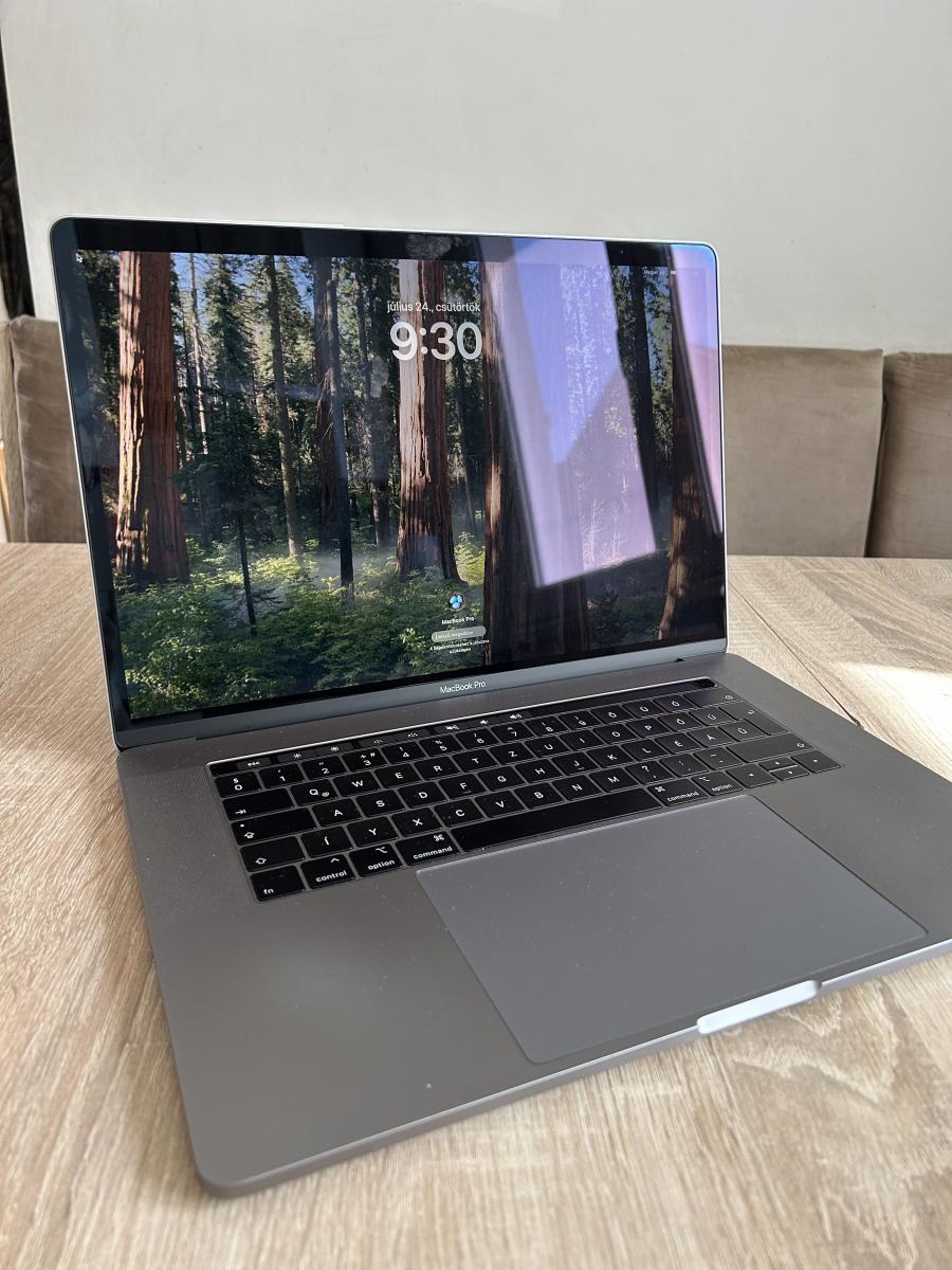 Apple MacBook Pro 15" Retina Touchbar 2019 I7-9750H 16GB  / 256 SSD sötétszürke  Radeon Pro 555X