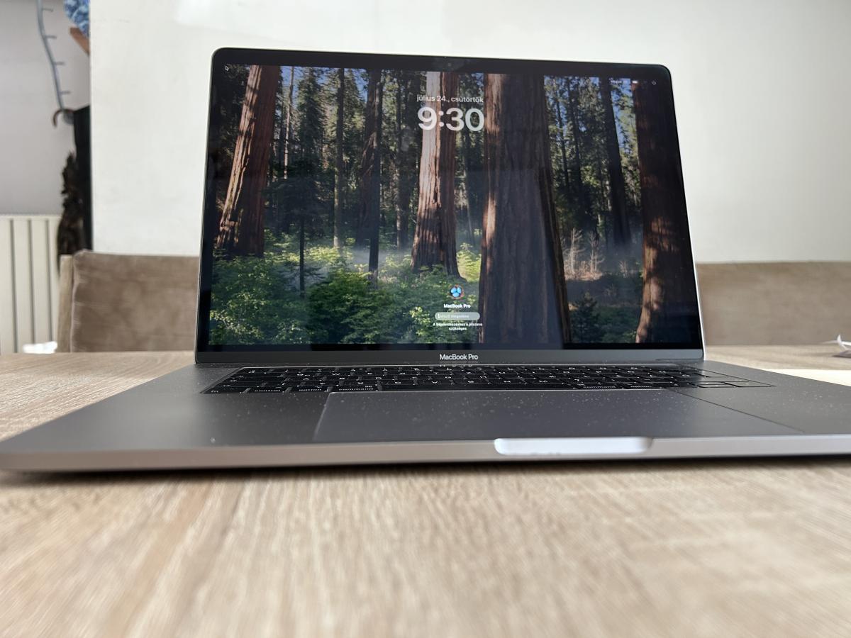 Apple MacBook Pro 15" Retina Touchbar 2019 I7-9750H 16GB  / 256 SSD sötétszürke  Radeon Pro 555X