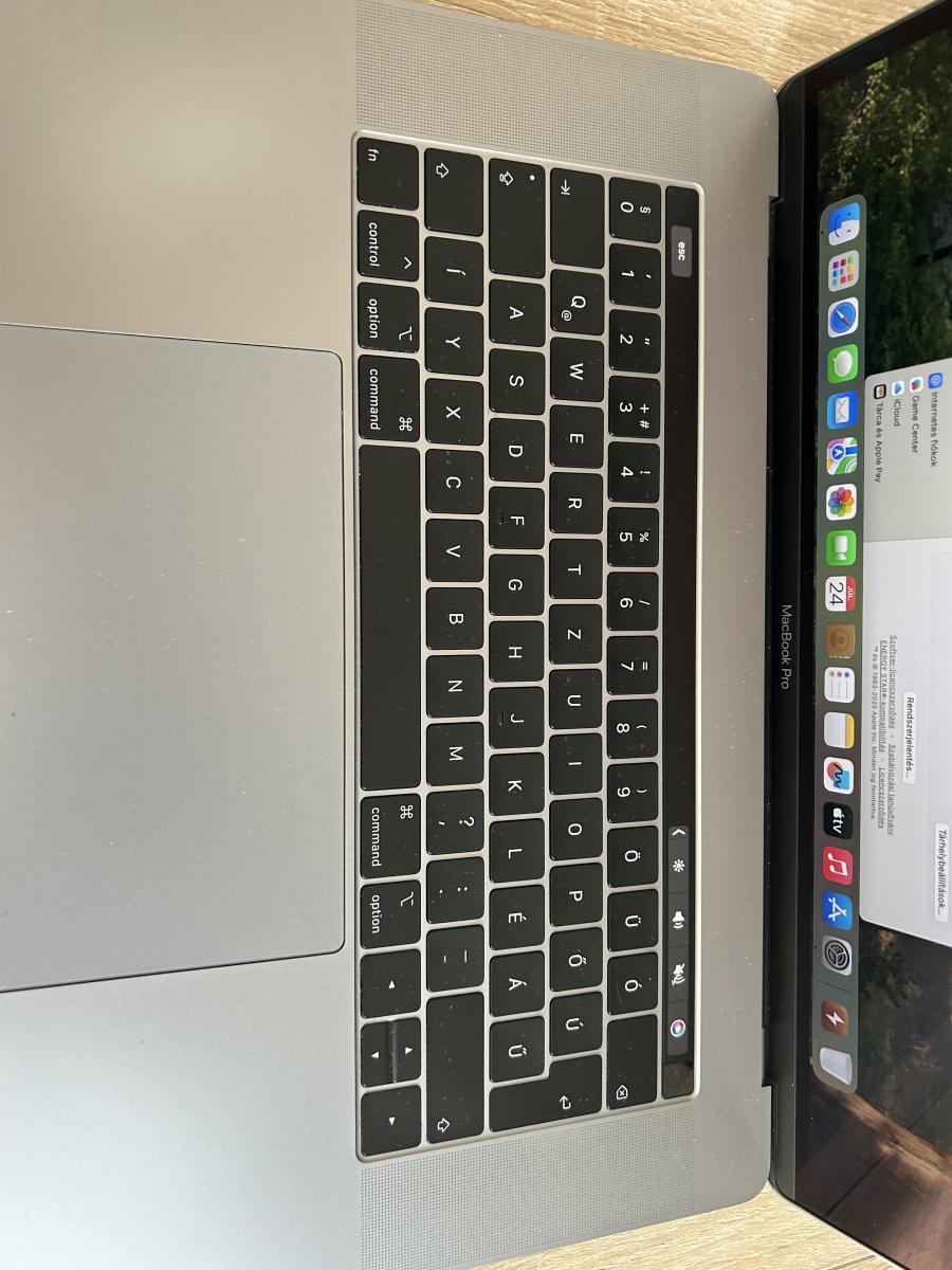 Apple MacBook Pro 15" Retina Touchbar 2019 I7-9750H 16GB  / 256 SSD sötétszürke  Radeon Pro 555X