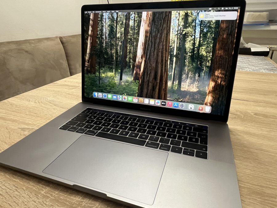 Apple MacBook Pro 15.4" Retina Touchbar Mid 2018 I7-8750H 16GB  / 256 SSD sötétszürke 
