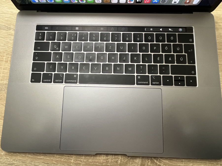 Apple MacBook Pro 15.4" Retina Touchbar Mid 2018 I7-8750H 16GB  / 256 SSD sötétszürke 