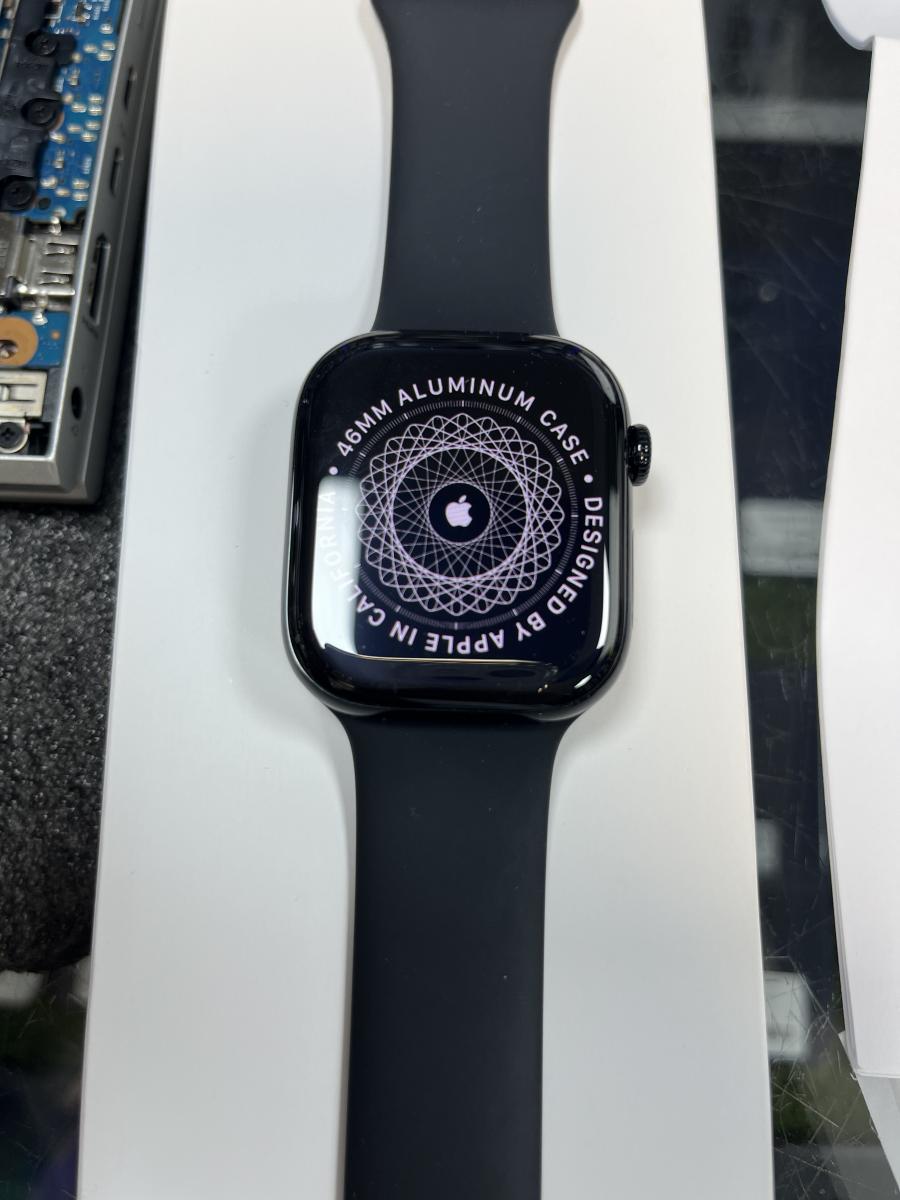 Apple Watch Series S11 BT 46 mm, JET BLACK ALU CASE+ Black Sport Band M/L , &Uacute;JSZERŰ, P&Aacute;R NAPOT HASZN&Aacute;LT 