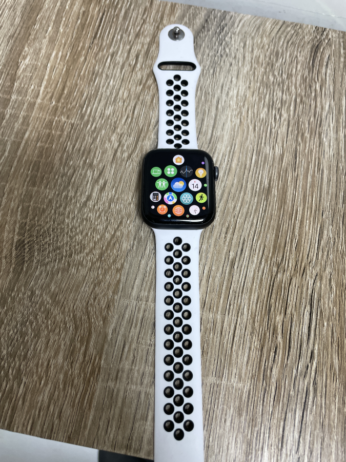 Apple Watch 4 44mm fekete használt okosóra,