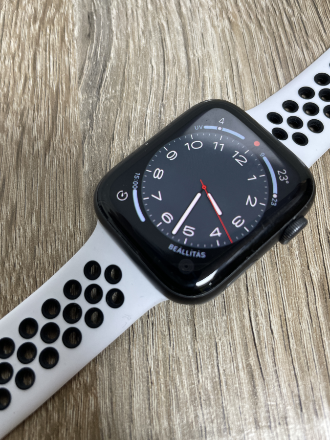 Apple Watch 4 44mm fekete használt okosóra,