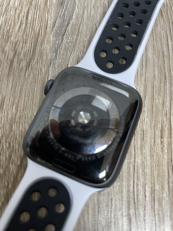 Apple Watch 4 44mm fekete használt okosóra,