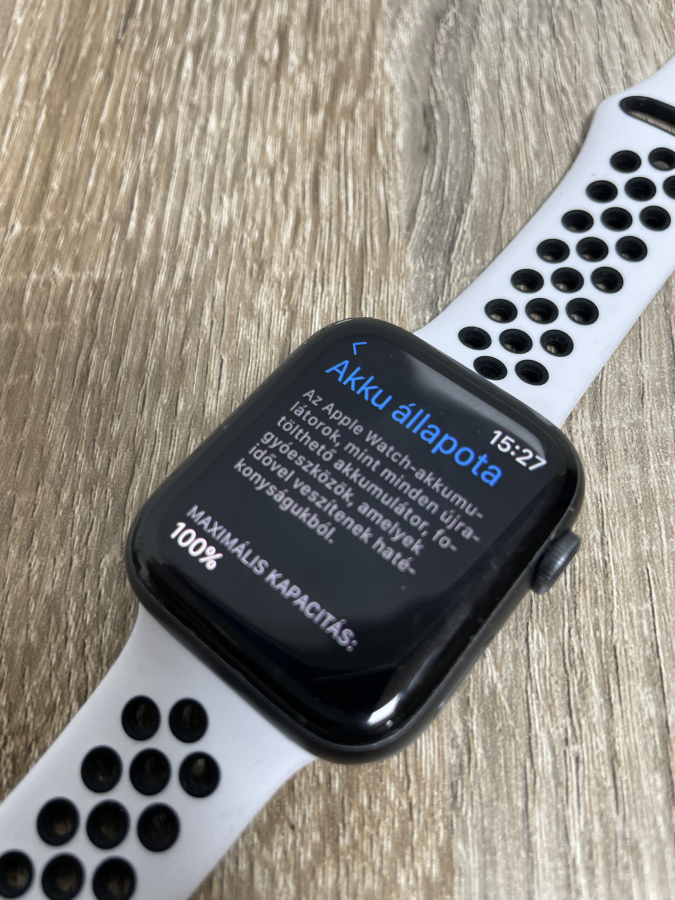 Apple Watch 4 44mm fekete használt okosóra,