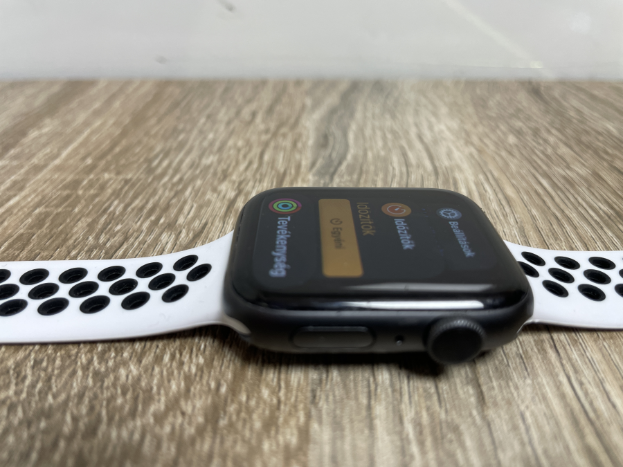 Apple Watch 4 44mm fekete használt okosóra,