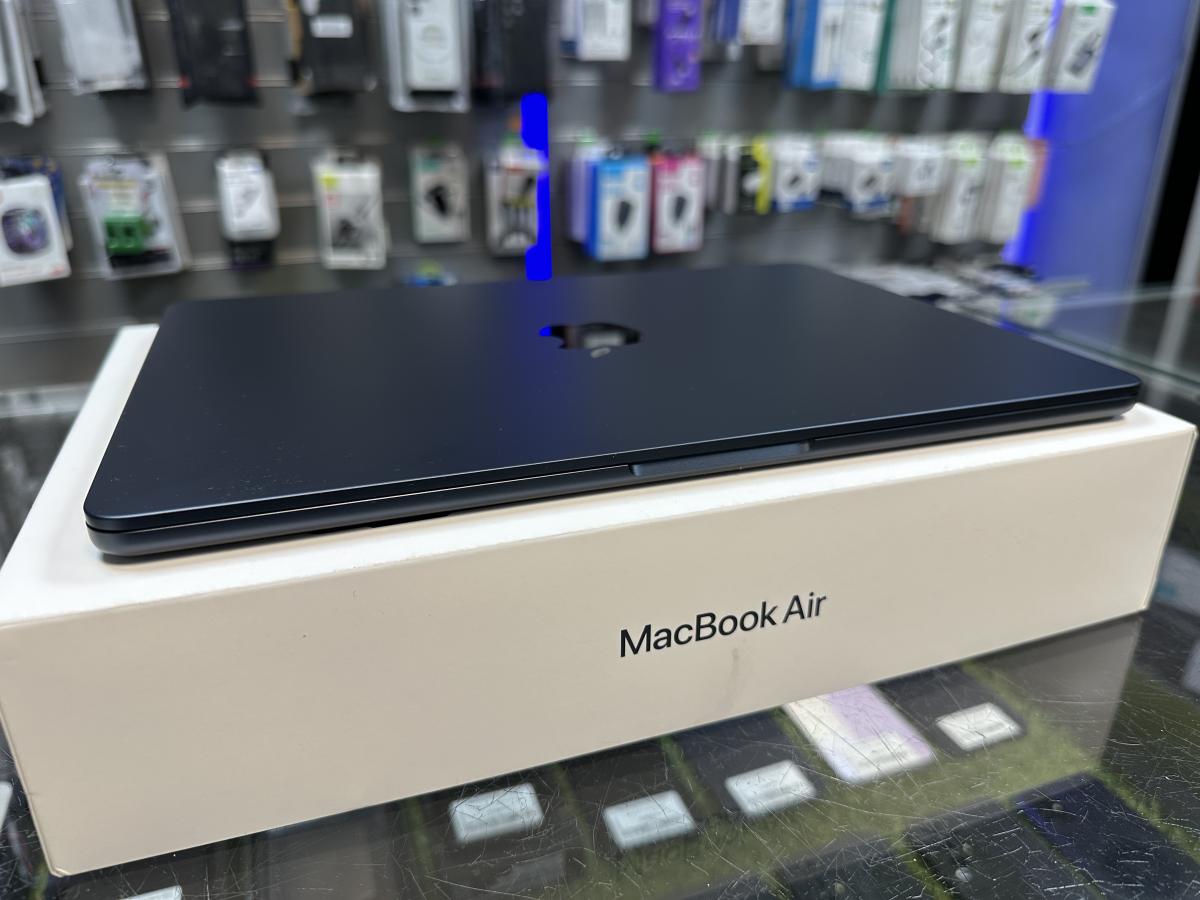 Apple MacBook Air 2025 M4 13.6" Liquid Retina 16G/ 256GB , magyar billentyűzet , s&ouml;t&eacute;tk&eacute;k, haszn&aacute;lt 