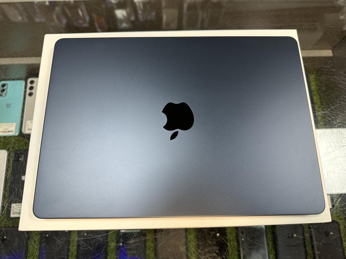 Apple MacBook Air 2025 M4 13.6" Liquid Retina 16G/ 256GB , magyar billentyűzet , s&ouml;t&eacute;tk&eacute;k, haszn&aacute;lt 