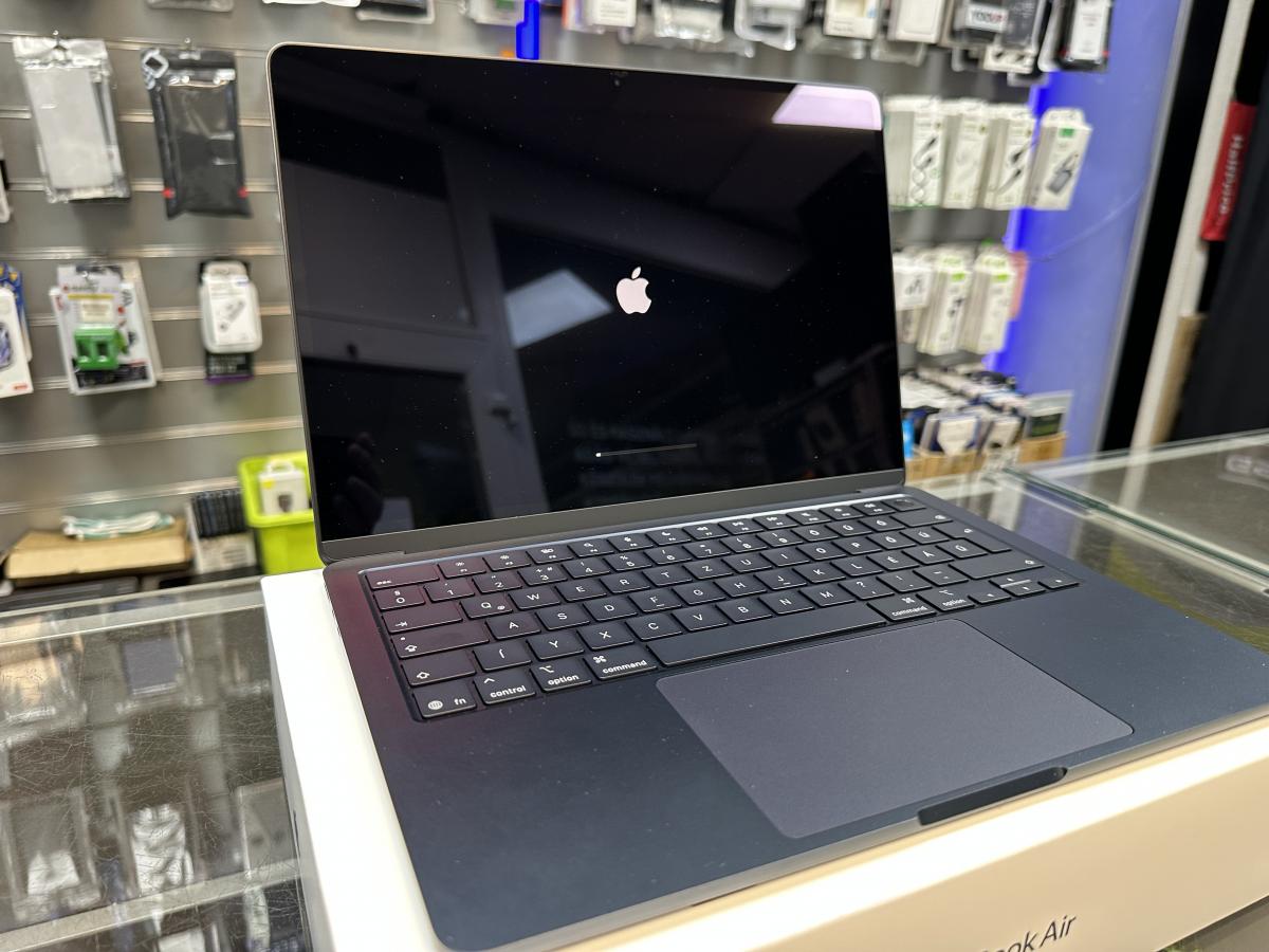 Apple MacBook Air 2025 M4 13.6" Liquid Retina 16G/ 256GB , magyar billentyűzet , s&ouml;t&eacute;tk&eacute;k, haszn&aacute;lt 