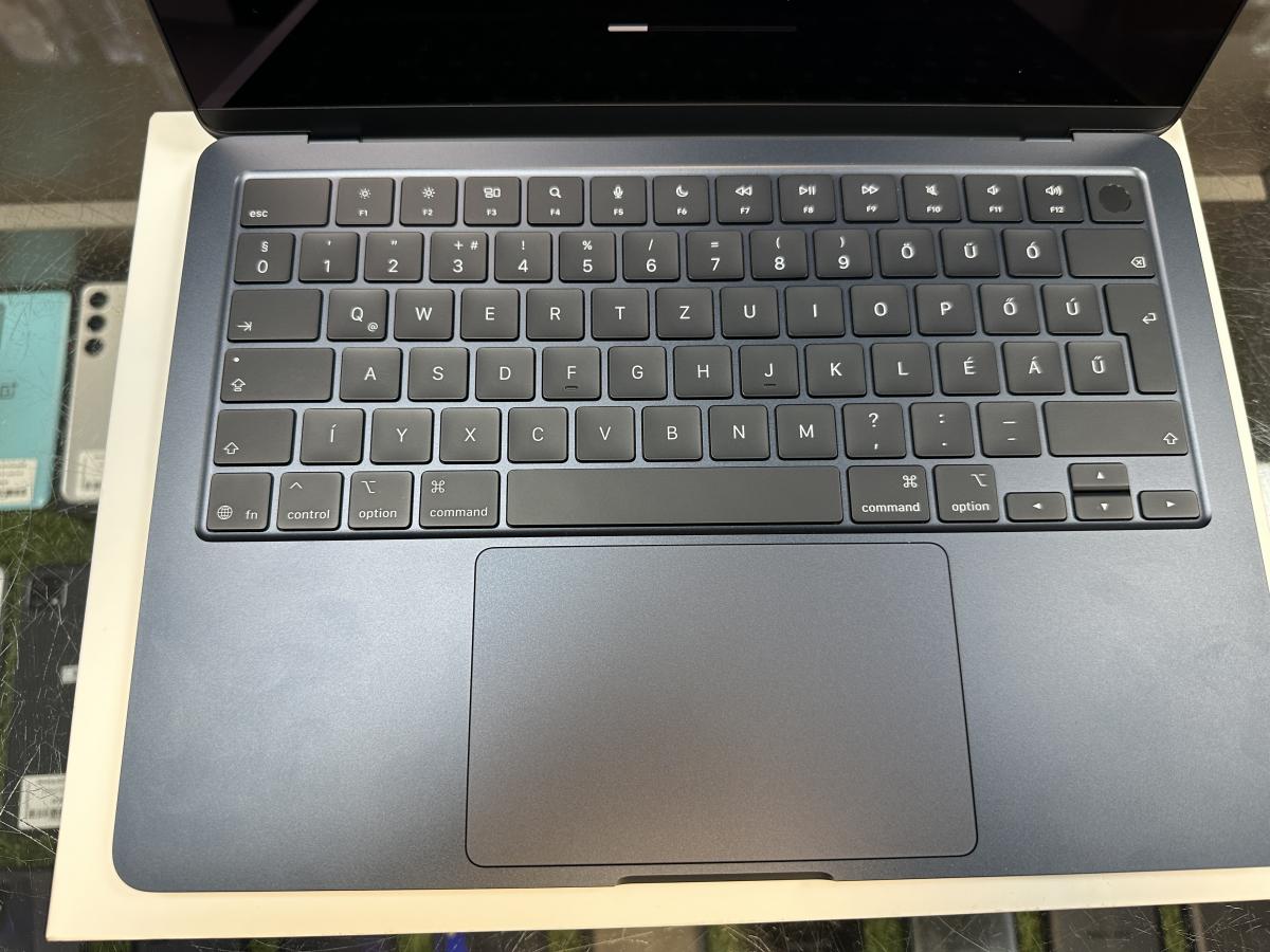 Apple MacBook Air 2025 M4 13.6" Liquid Retina 16G/ 256GB , magyar billentyűzet , s&ouml;t&eacute;tk&eacute;k, haszn&aacute;lt 