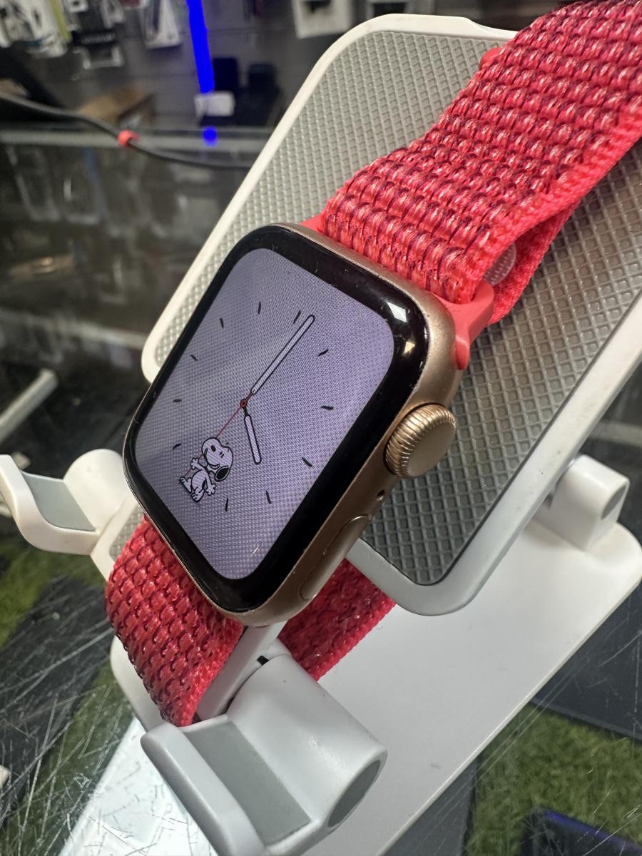 Apple Watch SE 2020 40mm BT Gold, okos&oacute;ra 