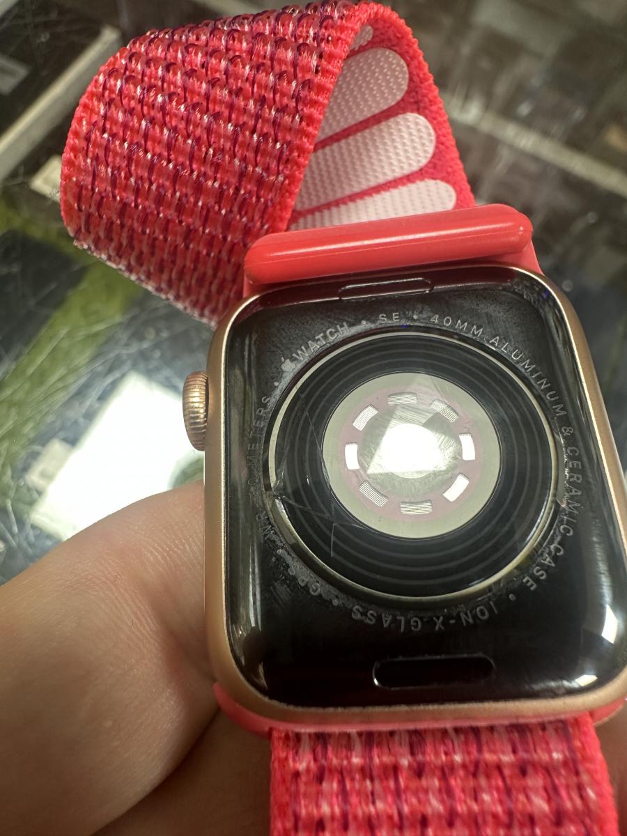 Apple Watch SE 2020 40mm BT Gold, okos&oacute;ra 