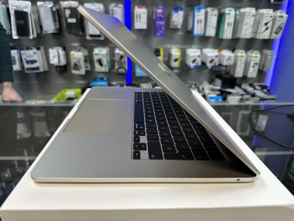 Apple MacBook Air 2025 M4 15" Liquid Retina 16G/ 256GB , magyar billentyűzet , starlight, haszn&aacute;lt