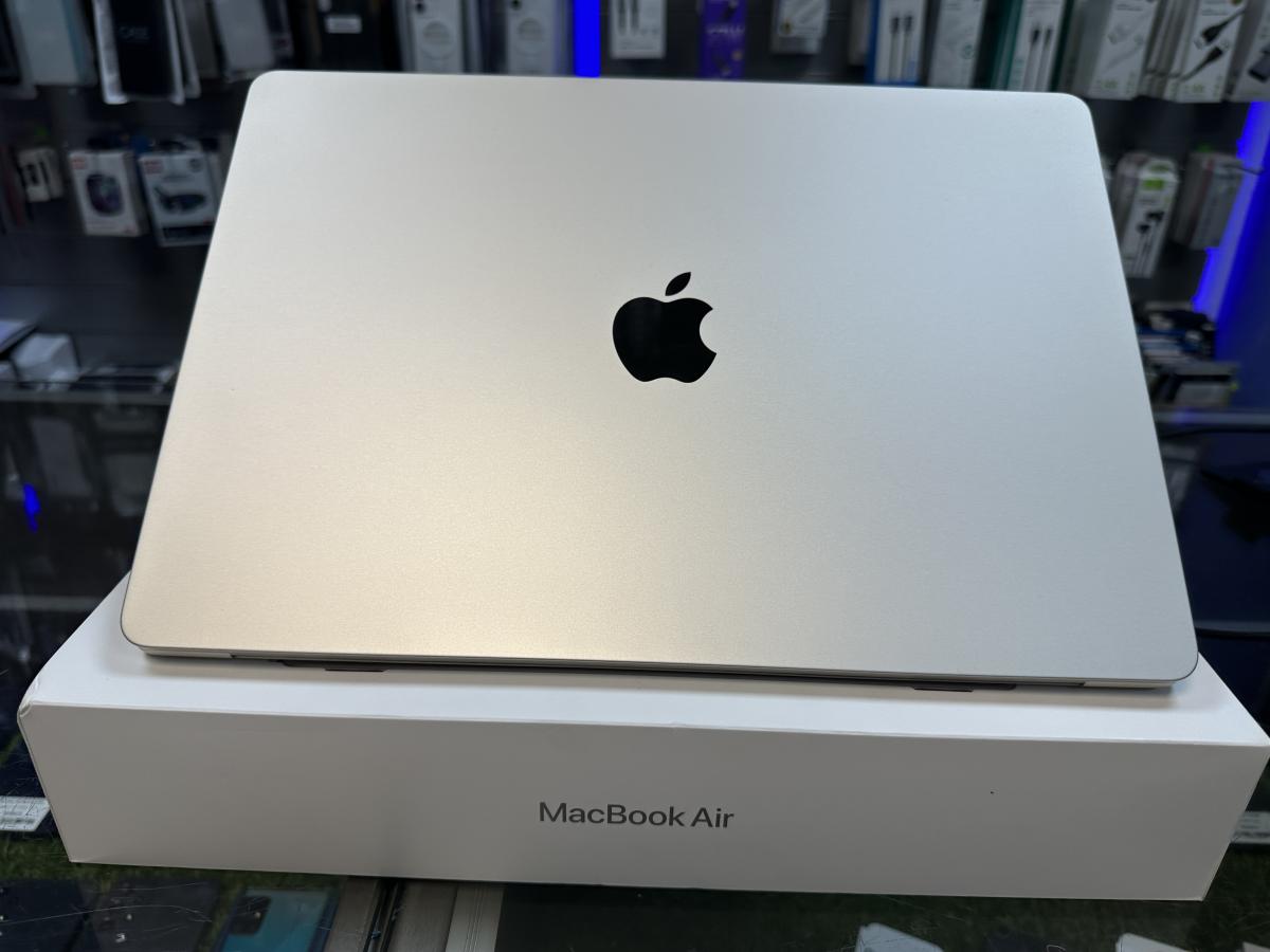 Apple MacBook Air 2025 M4 15" Liquid Retina 16G/ 256GB , magyar billentyűzet , starlight, haszn&aacute;lt