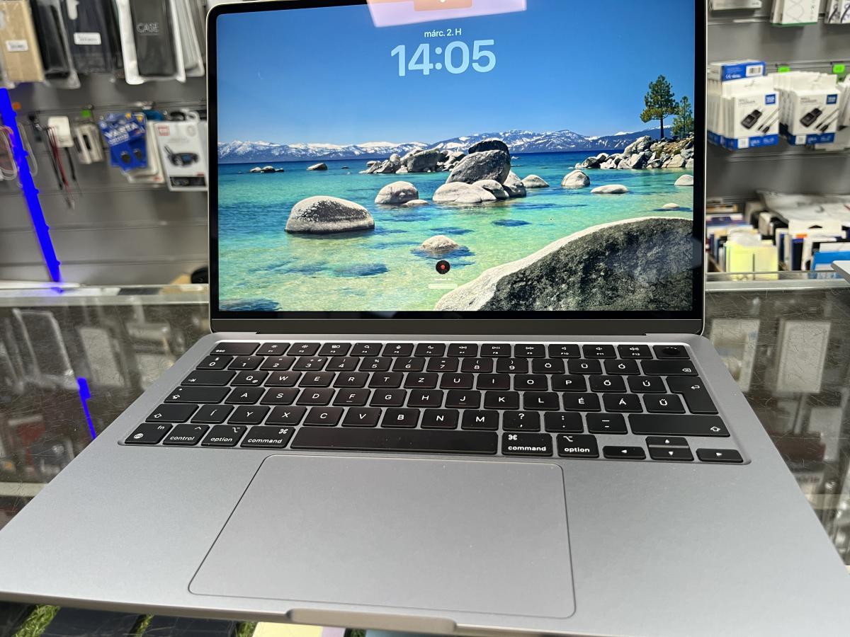 Apple MacBook Air 2024 M3 13.6" Liquid Retina 16G/ 256GB , magyar billentyűzet , silver, haszn&aacute;lt