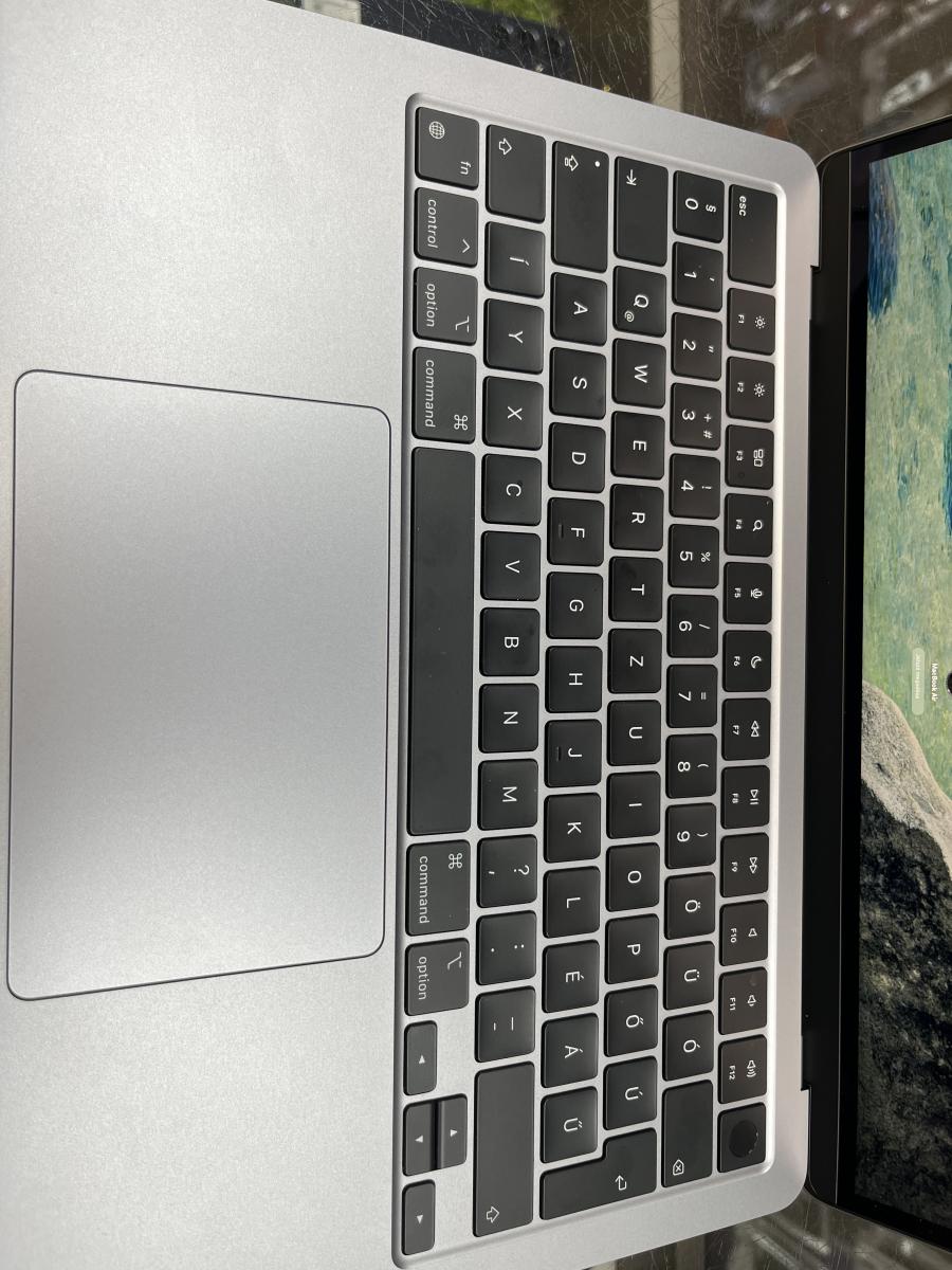 Apple MacBook Air 2024 M3 13.6" Liquid Retina 16G/ 256GB , magyar billentyűzet , silver, haszn&aacute;lt