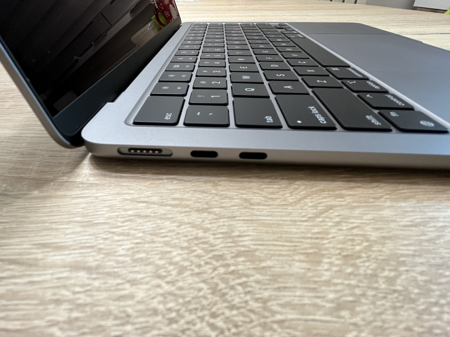 Apple MacBook Air 2022 M2 13.6" Liquid Retina 8G/ 256GB , US billentyűzet